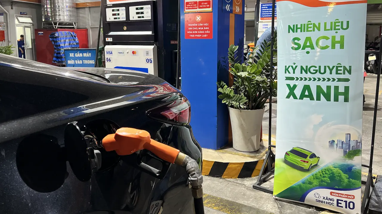 Xe còn xăng 95, có cần xả sạch bình trước khi chuyển sang E10?