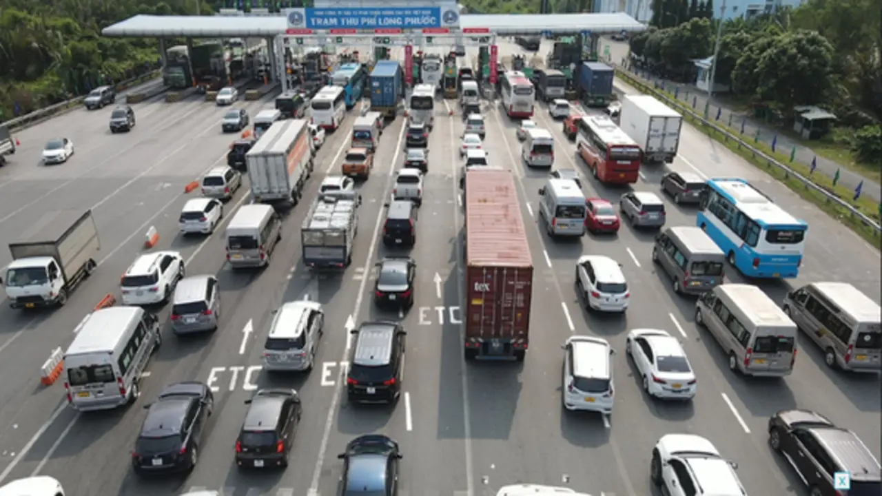 Xe đi cao tốc tăng đột biến, người dân trở về sau lễ lưu ý