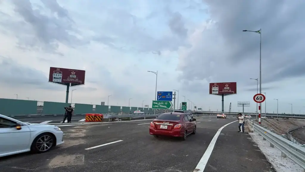 Xe đi cao tốc TP.HCM - Long Thành đã bắt đầu đi tuyến T2 để vào cao tốc Biên Hoà - Vũng Tàu