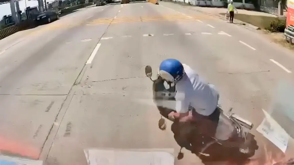 Xe máy bất chợt run tay, ngã nhào trước đầu ôtô