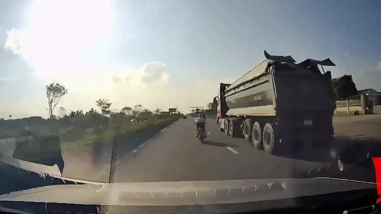 Xe máy chạy gần 90 km/h lắc liên tục rồi đổ nhào giữa hai ôtô