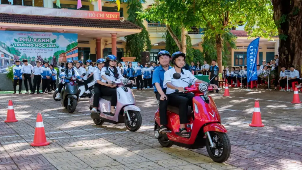 Xe máy điện đổi pin hút khách đô thị
