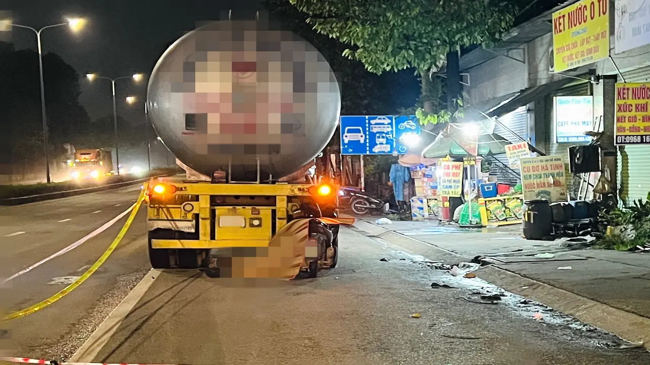 Xe máy găm vào đuôi xe bồn, thợ sửa container tử vong ở TPHCM