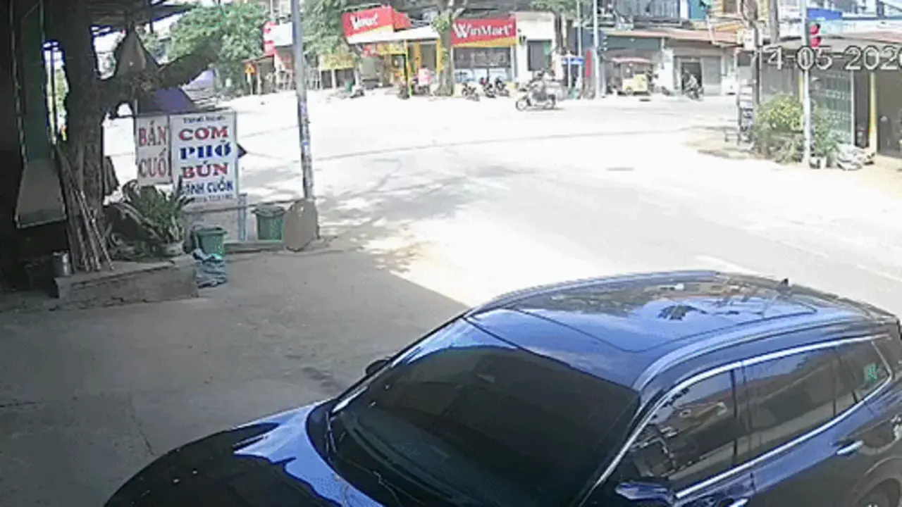 Xe máy lao vào xe tải khi cả hai cùng 'vô tư' qua giao lộ