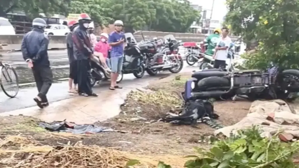 Xe phân khối lớn lao vào gốc cây, 2 cha con thương vong ở Lâm Đồng