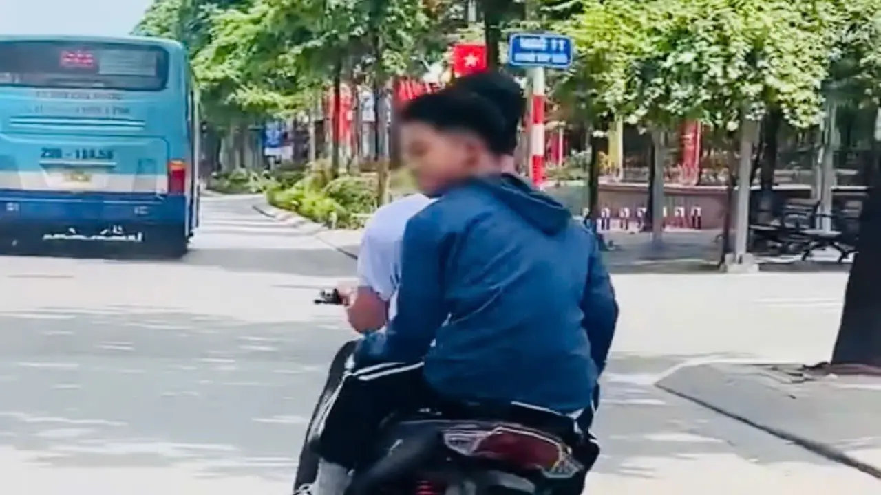 Xử lý 2 thanh niên đầu trần, lái xe máy đánh võng trên đường ở Hà Nội