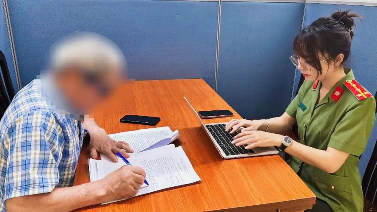 Xử lý cụ ông 76 tuổi thường xuyên chia sẻ, đăng tải bài viết xúc phạm Cảnh sát giao thông