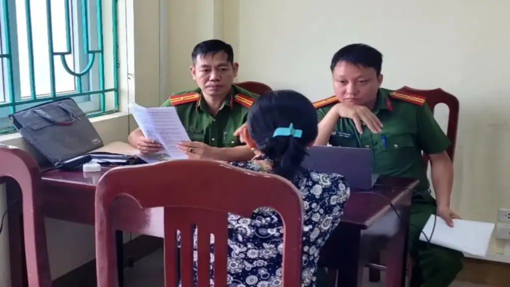 Xử lý một phụ nữ khuyên bệnh nhân ung thu "thanh lọc bằng nước Ion kiềm"