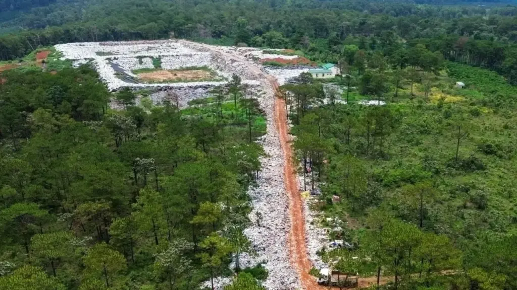 Xử lý núi rác 7.000 tấn tồn đọng làm dân khổ sở