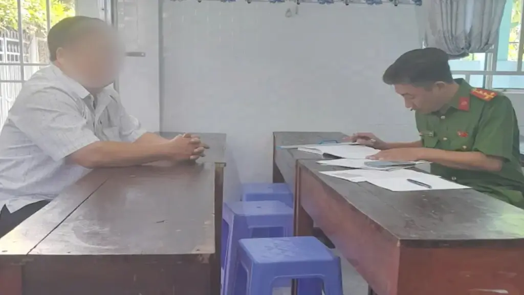 Xử phạt thầy giáo dạy thêm đánh nam sinh vì gỡ miếng chống trầy bàn ghế
