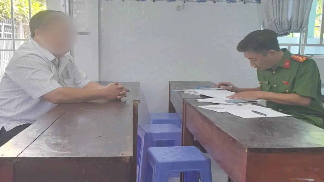 Xử phạt thầy giáo dạy thêm đánh nam sinh vì gỡ miếng chống trầy bàn ghế