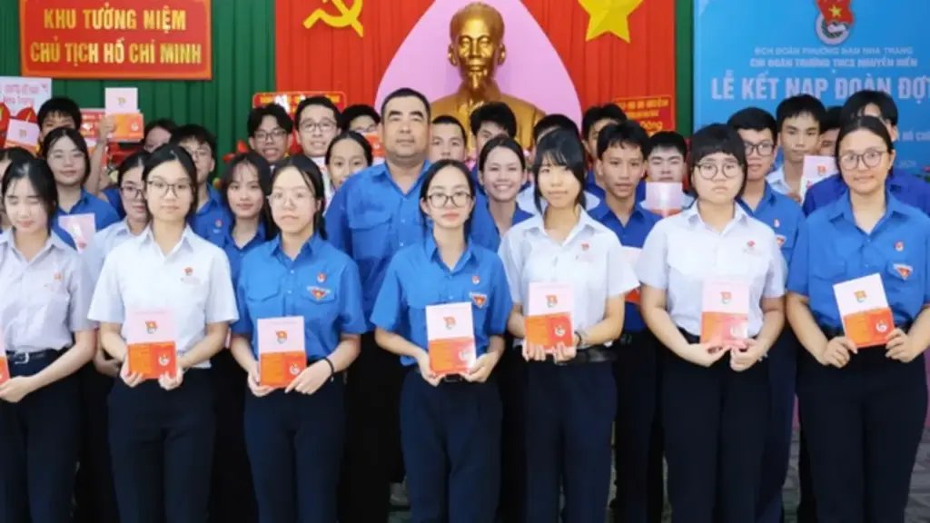 Xúc động lễ kết nạp Đoàn tại khu tưởng niệm Bác Hồ ngay ngày sinh nhật Bác