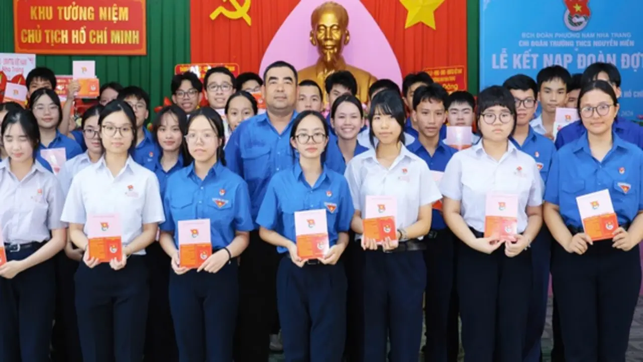 Xúc động lễ kết nạp Đoàn tại khu tưởng niệm Bác Hồ ngay ngày sinh nhật Bác