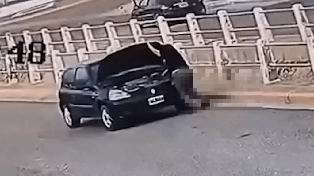 Xuống xe đấu cáp bình ắc quy, tài xế bị chính ô tô của mình bất ngờ chồm lên cán qua người