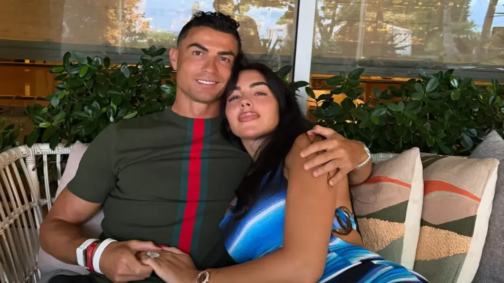 10 năm bên nhau của Ronaldo và vợ sắp cưới