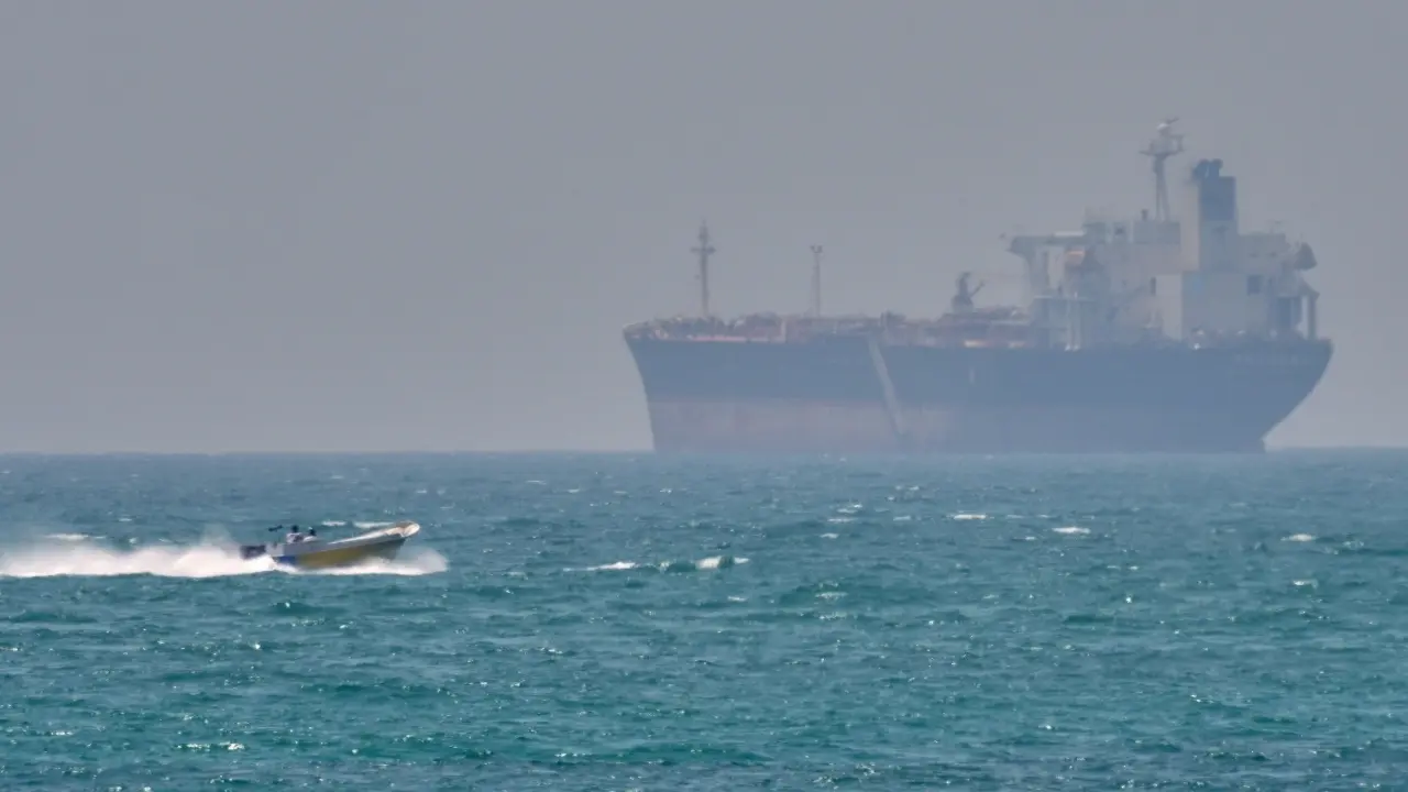 100 triệu thùng dầu đã qua được eo biển Hormuz