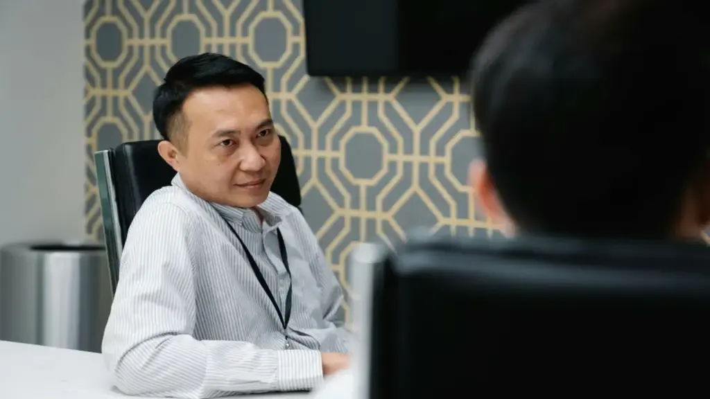 17 năm bị sếp chèn ép, tìm cách đuổi khéo
