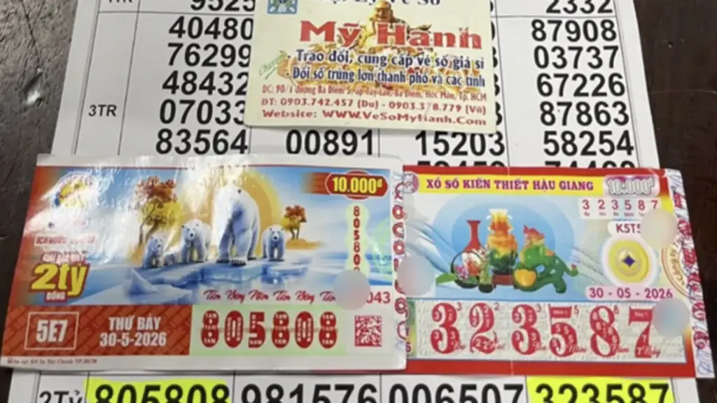 2 công nhân trúng 4 tỉ xổ số miền Nam, đại lý TP.HCM mang tiền đi Tây Ninh ngay