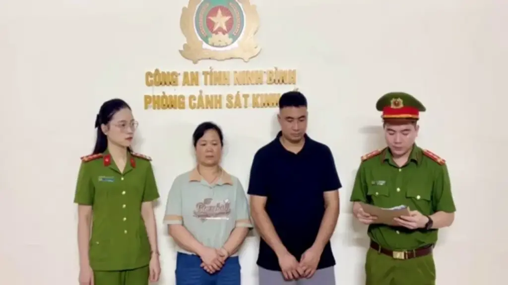 2 người bị khởi tố vì bán bánh đúc có chứa hàn the