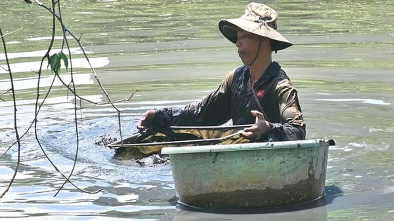 27 năm mưu sinh dưới dòng rạch đen: Chuyện người đàn ông đãi bùn tìm trùn chỉ