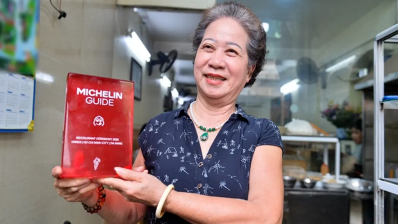 4 đời truyền nghề, quán bánh cuốn 53 tuổi được Michelin vinh danh