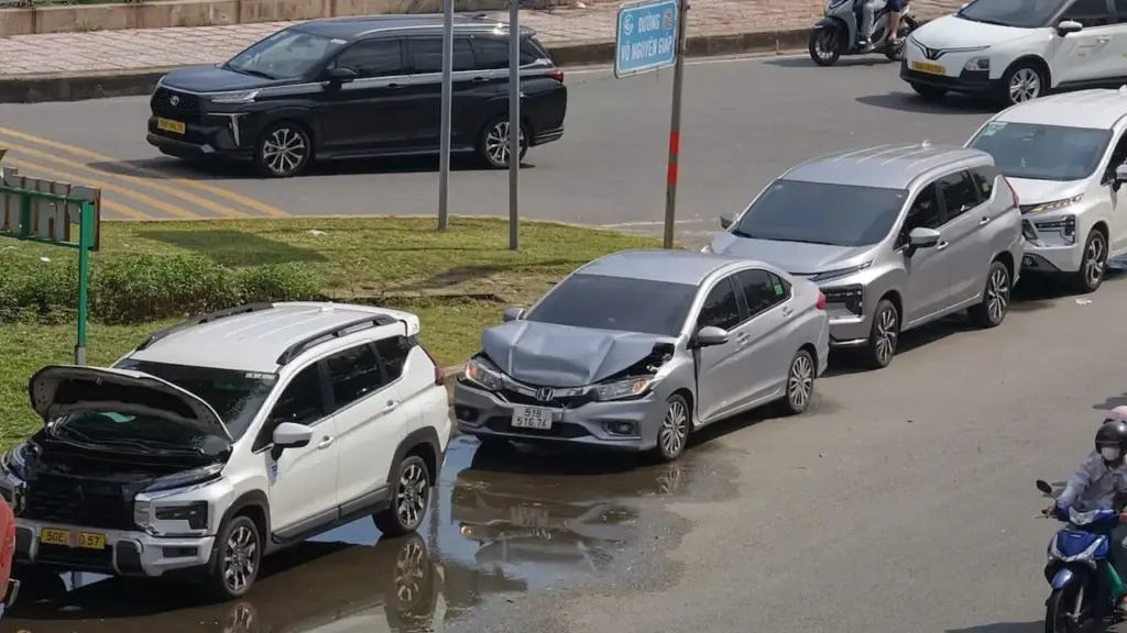 4 ôtô tông liên hoàn khi đổ dốc cầu Sài Gòn