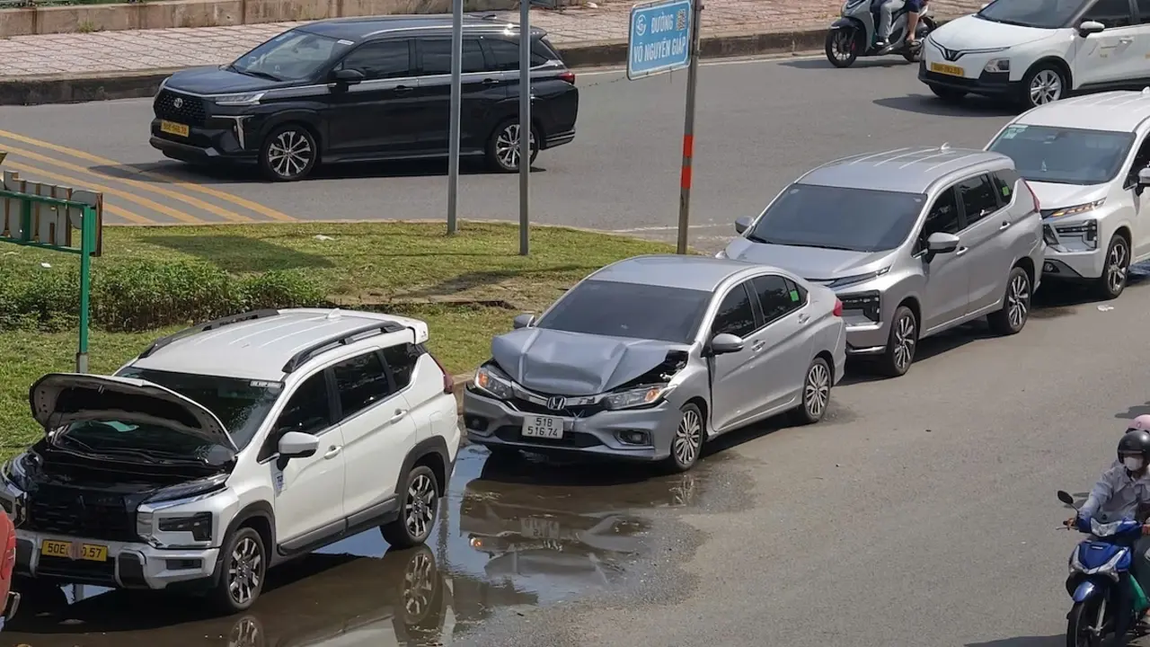 4 ôtô tông liên hoàn khi đổ dốc cầu Sài Gòn