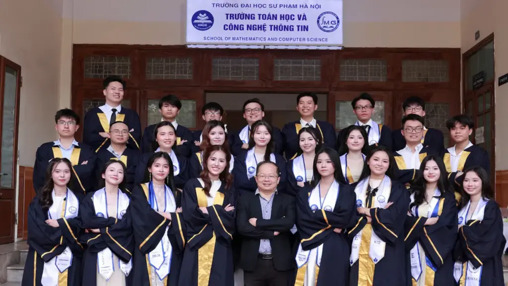 5 sinh viên cùng lớp tốt nghiệp top đầu Đại học Sư phạm Hà Nội