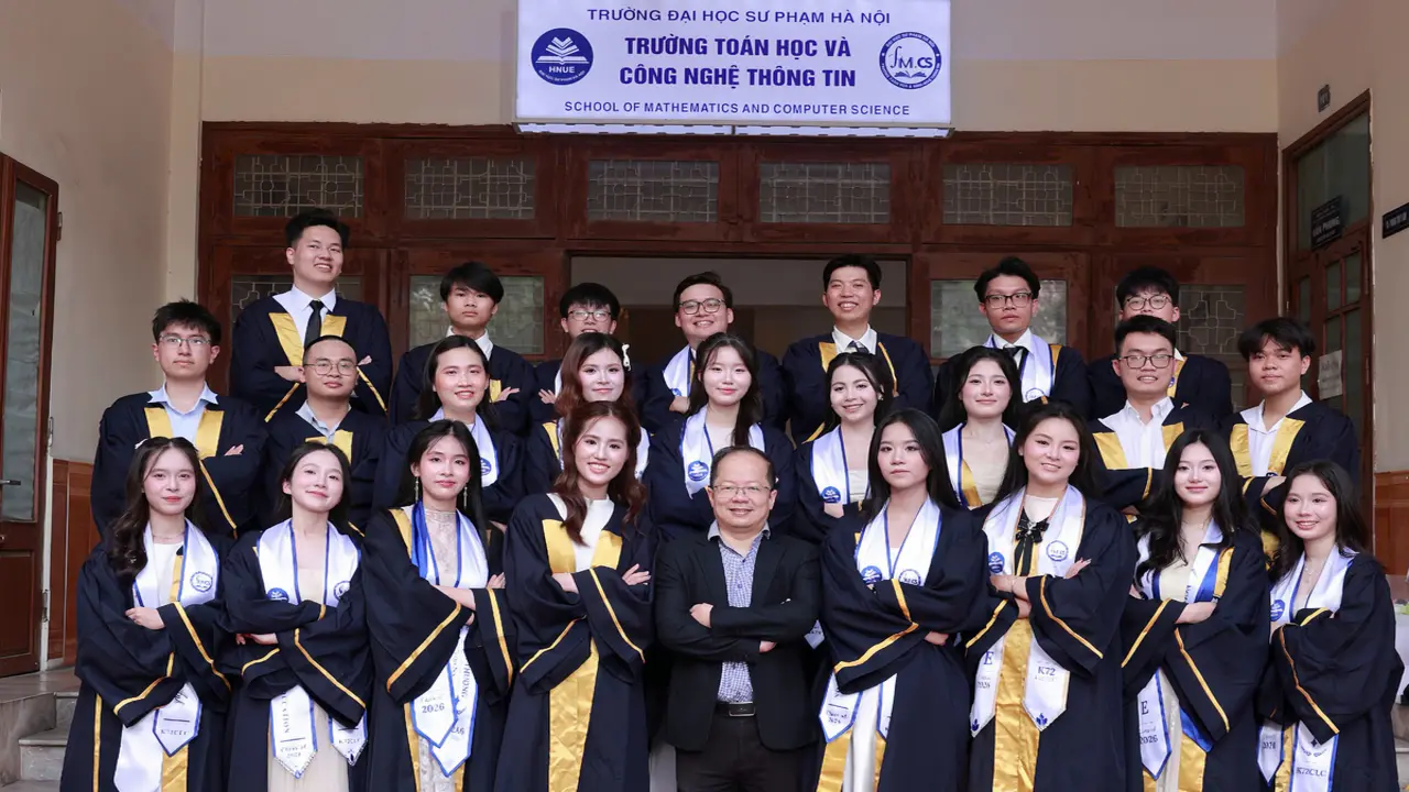 5 sinh viên cùng lớp tốt nghiệp top đầu Đại học Sư phạm Hà Nội