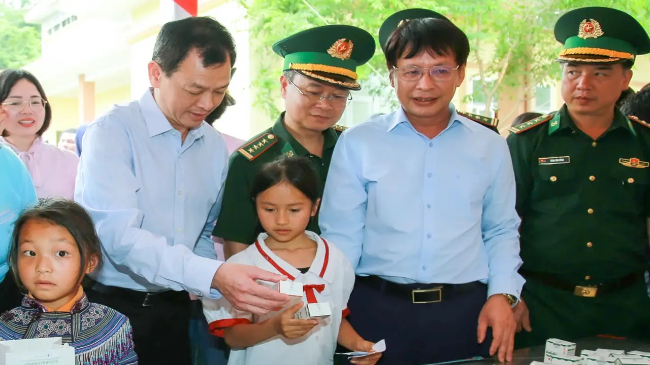 600 trẻ em vùng biên đi 'Phiên chợ 0 đồng'