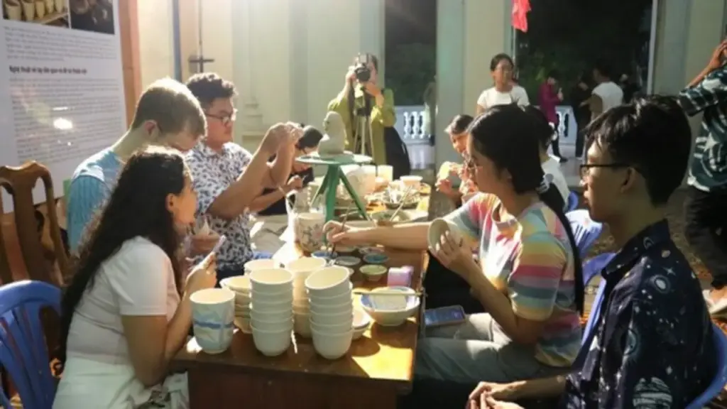 7 giờ tối, nhiều người rủ nhau vào bảo tàng để làm gì?