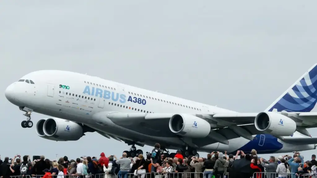 Airbus khẩn cấp kiểm tra loạt máy bay A380 do phát hiện vết nứt trên cánh