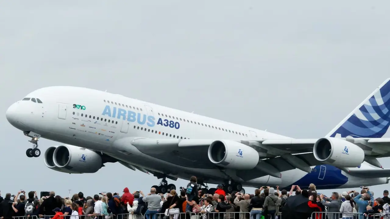 Airbus khẩn cấp kiểm tra loạt máy bay A380 do phát hiện vết nứt trên cánh
