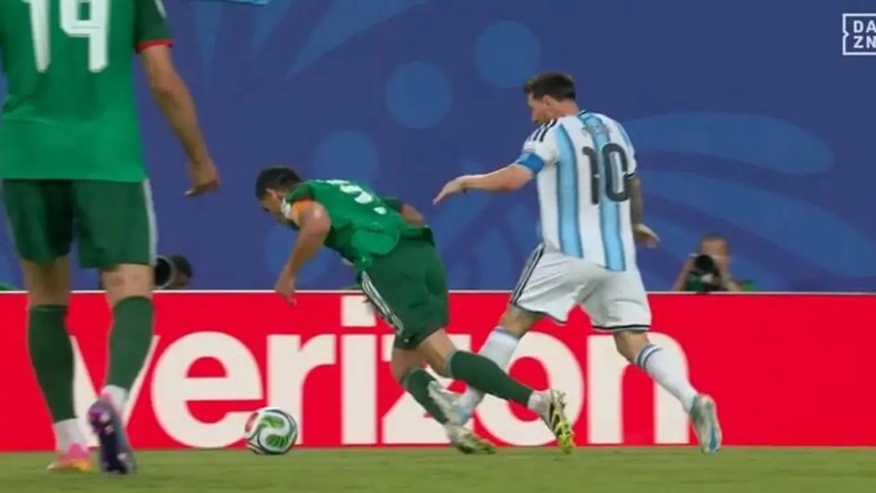 Algeria khiếu nại vụ Messi thoát thẻ đỏ