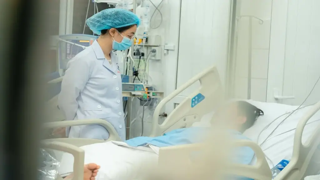 Ăn cá ngừ, người đàn ông ở TPHCM nguy kịch vì phản vệ