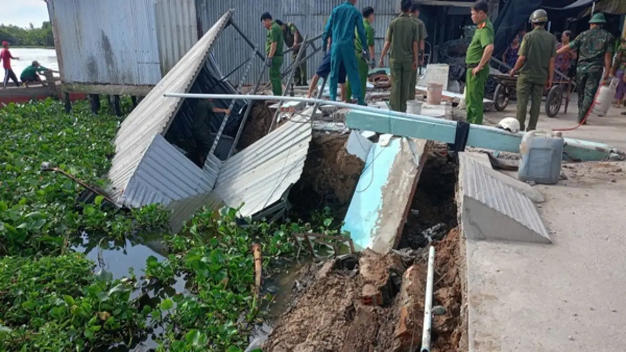 An Giang: 3 căn nhà rơi xuống sông Cái do sạt lở