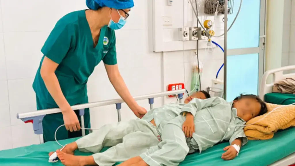 Ăn món quen thuộc, 3 anh em nhỏ cùng nhập viện cấp cứu