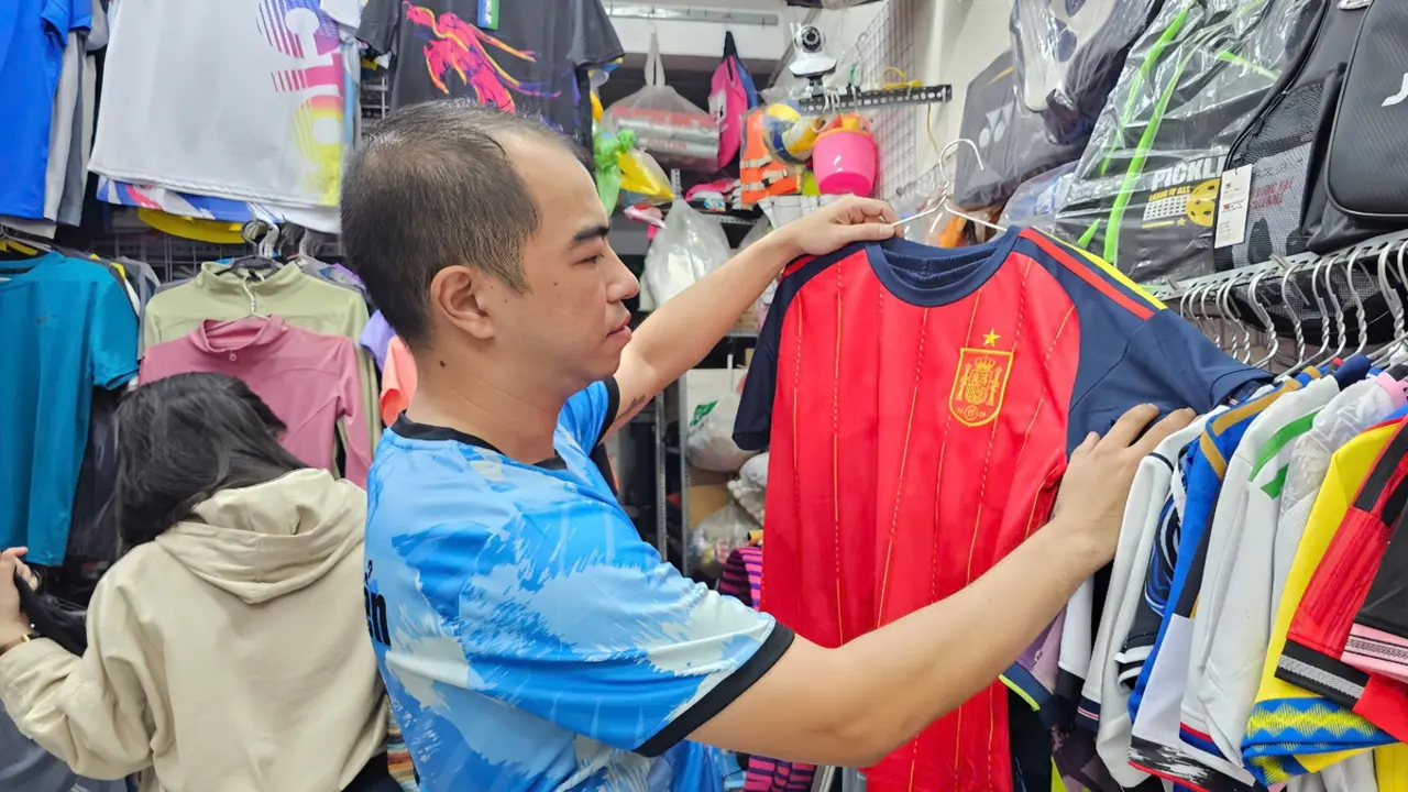 Ăn theo World Cup: Đồ thể thao thấp thỏm, quán cà phê chi tiền triệu dựng màn chiếu kéo khách