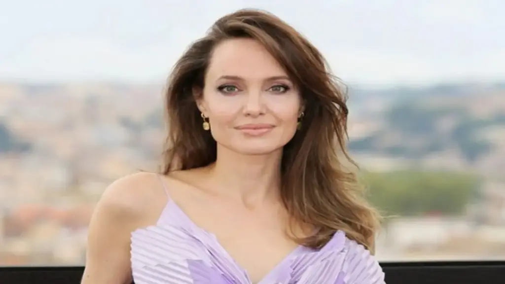 Angelina Jolie tiết lộ không hẹn hò suốt 10 năm sau khi chia tay Brad Pitt