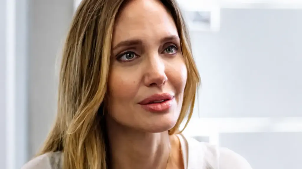 Angelina Jolie trải lòng về nỗi đau mất mẹ