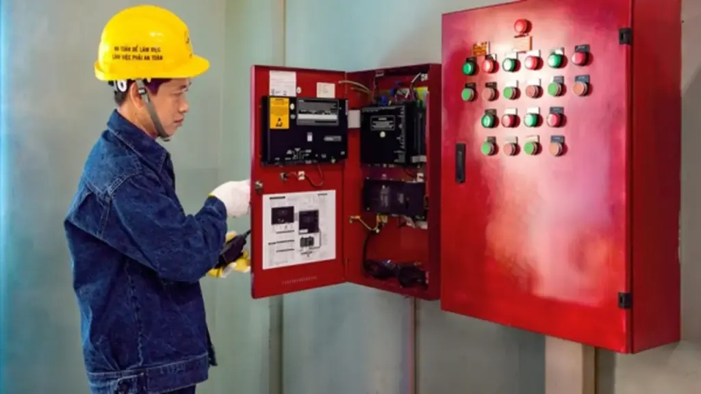 Ảnh dự thi: Kiểm tra thiết bị vận hành trạm biến áp