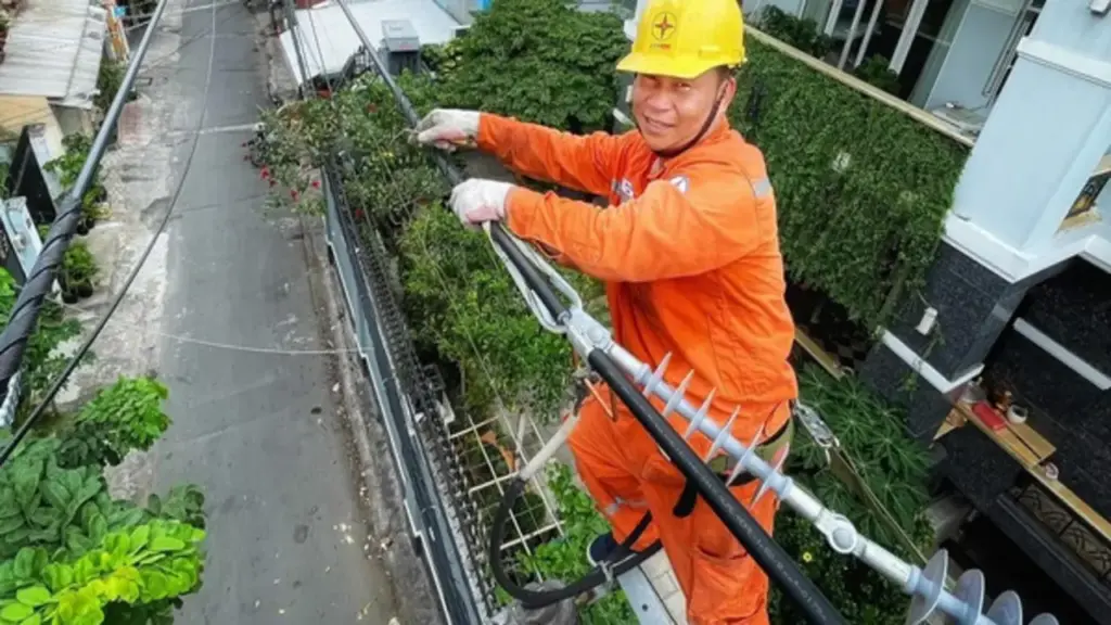 Ảnh dự thi: Một ngày làm việc của người công nhân điện