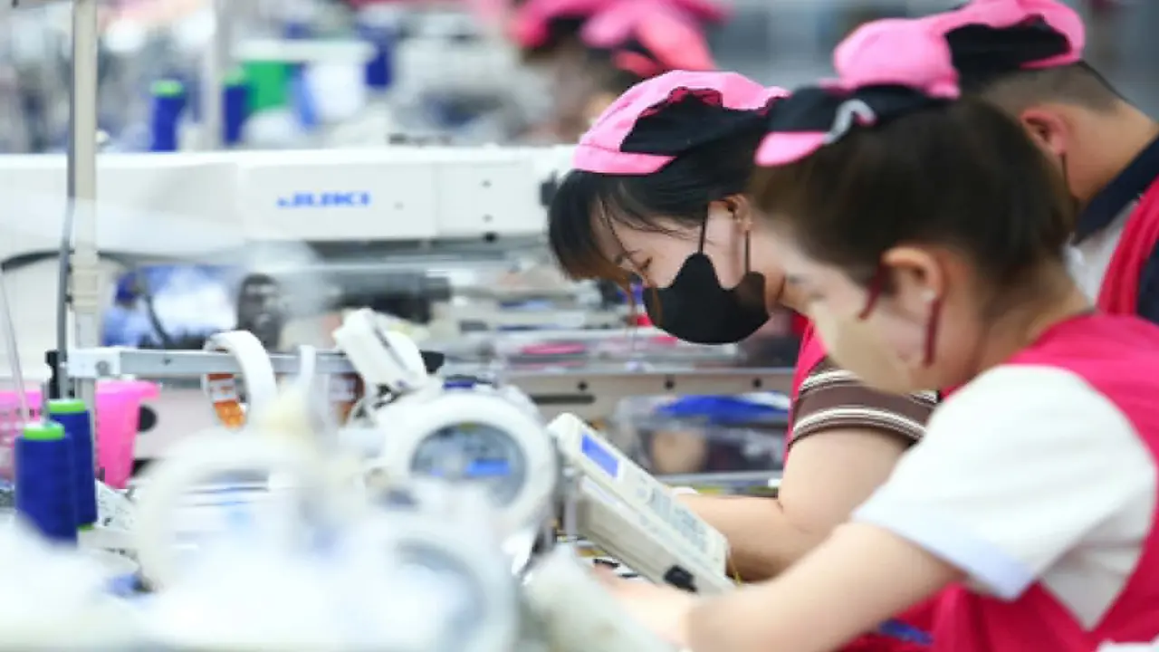 Áp lực tiền lương khiến lao động ngại kết hôn, hoãn sinh con