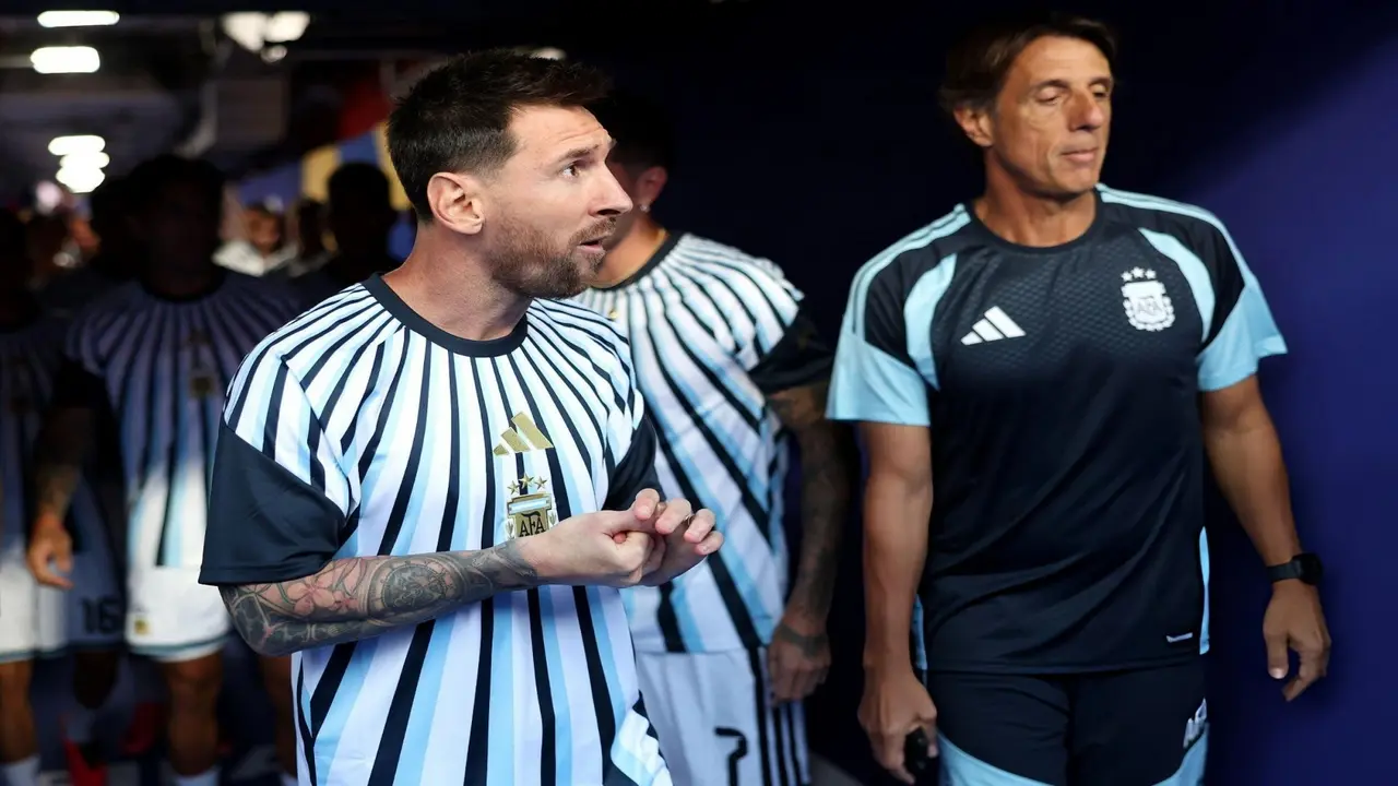 Argentina 0-0 Algeria (hiệp 1): Messi đá chính
