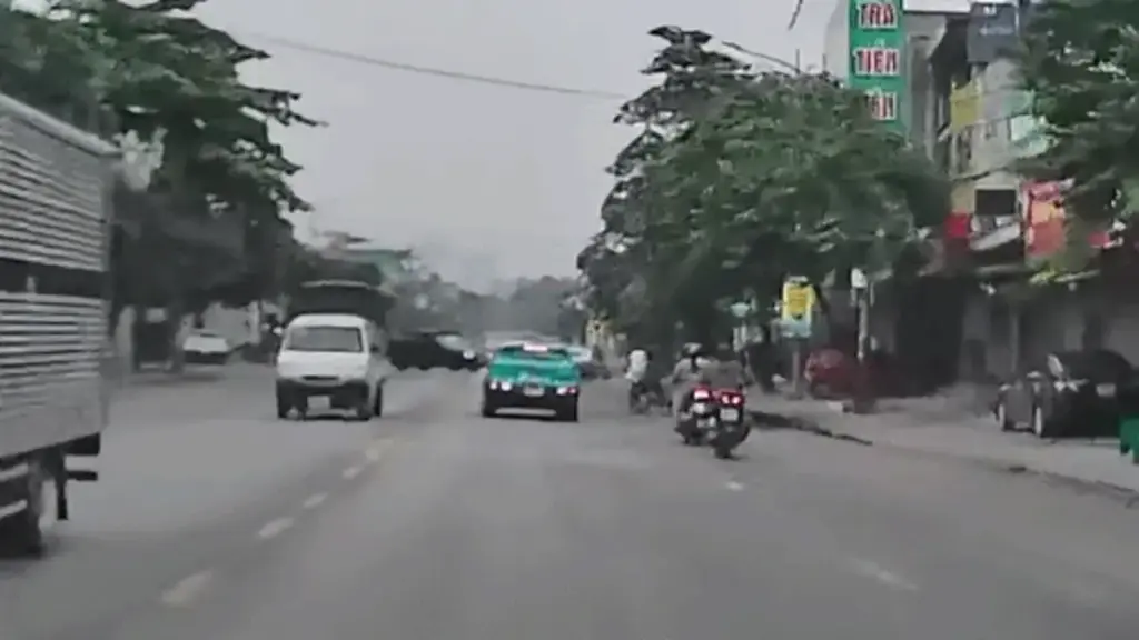 Bà cụ đi xe đạp ngoặt lái ngã vào ôtô