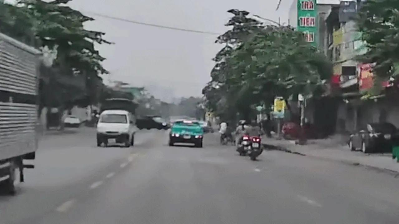 Bà cụ đi xe đạp ngoặt lái ngã vào ôtô