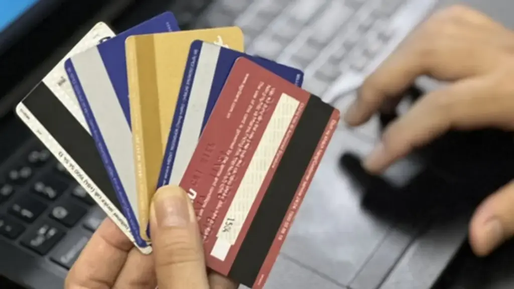 Ba mẹ con ở Tp.HCM mua bán hàng nghìn tài khoản ngân hàng