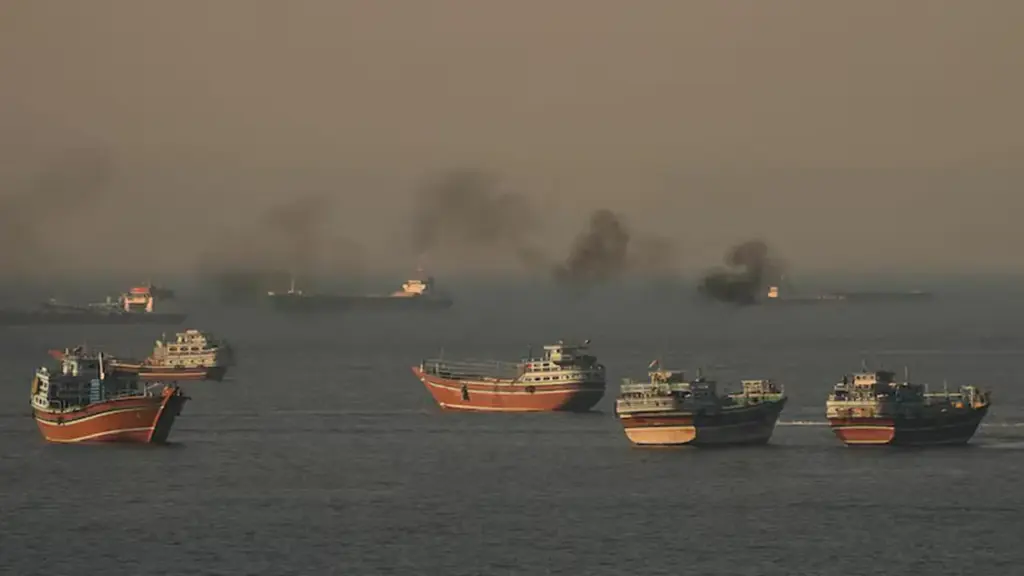 Ba siêu tàu chở dầu treo cờ Saudi Arabia vượt eo biển Hormuz ngay sau thỏa thuận Mỹ - Iran