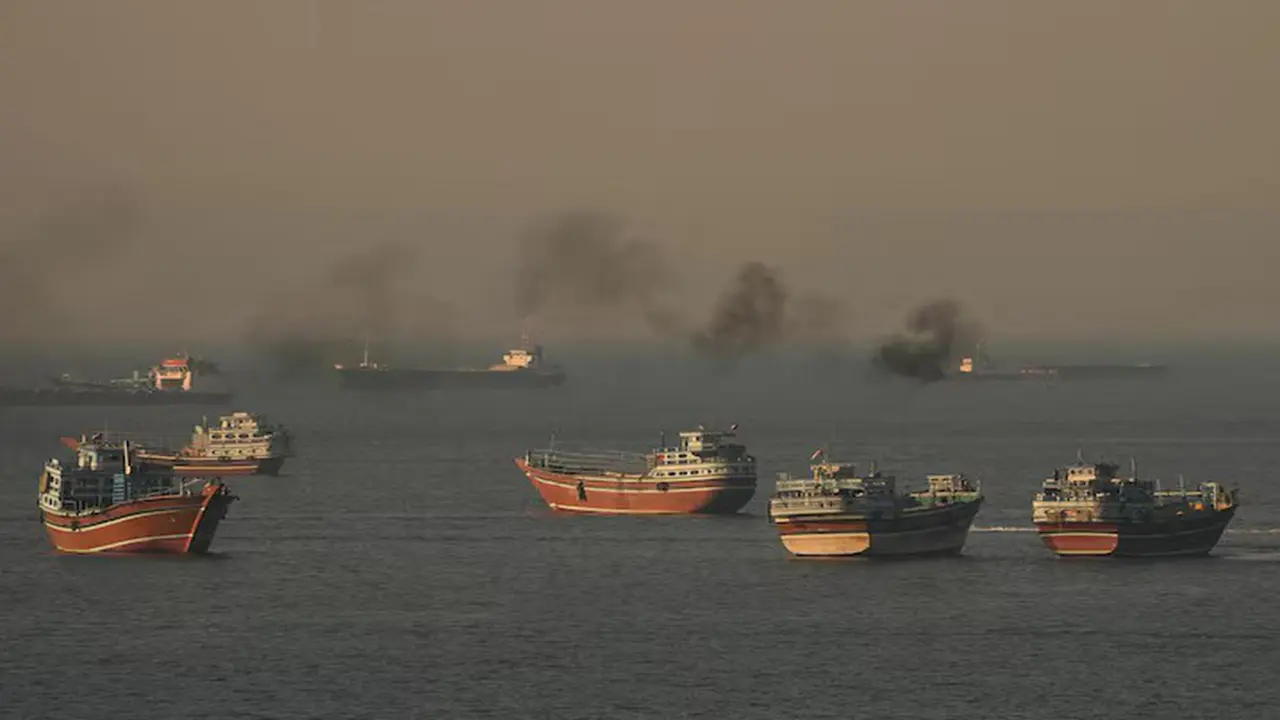 Ba siêu tàu chở dầu treo cờ Saudi Arabia vượt eo biển Hormuz ngay sau thỏa thuận Mỹ - Iran