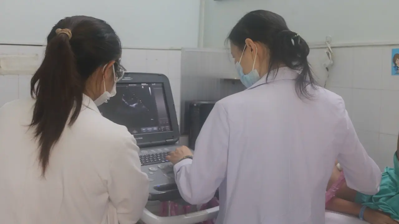 Bác sĩ bất ngờ rút chiếc tăm tre khỏi tim bé trai